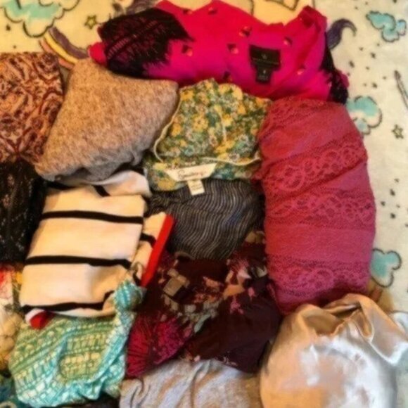 5 POUND NOT MYSTERY RESELLER CLOTHING LOT SURPRISE INVENTORY BOX 5-10 Items XS-L - Picture 13 of 14